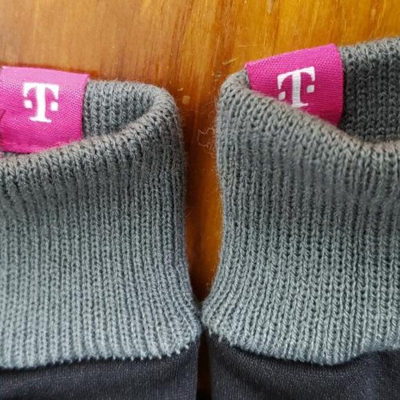 NEW T-MOBILE TUESDAY TOUCH SCREEN WINTER MANGENTA GREY GLOVES - Picture 4 of 4